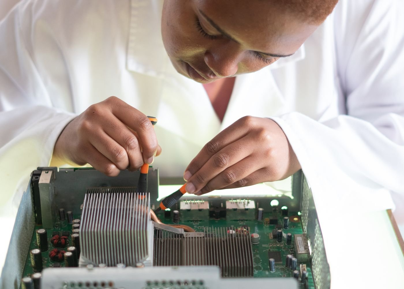 Técnico de DevTelco reparando una computadora a domicilio